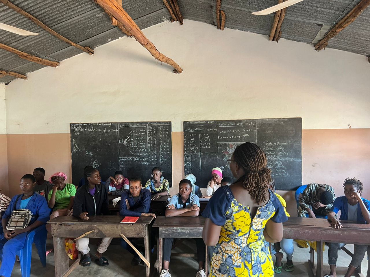 Séance éducative sur la gestion de l'hygiène menstruelle en milieu d'apprentissage.